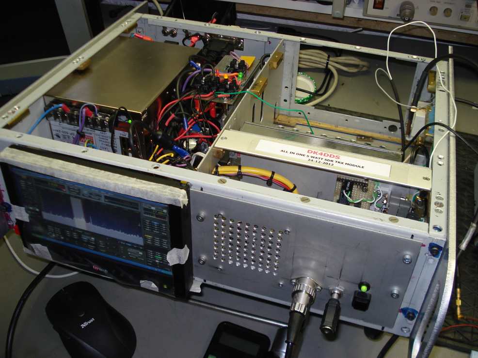 all_in_one_with_5_watt_sdr_module_on test_2.jpg (78118 Byte)