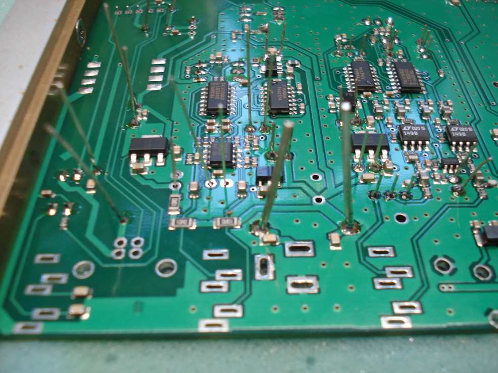 sdr_one_12_pcb_in _fixture_soldering_cutting_throughole_components.jpg (81404 Byte)